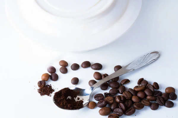 Coffee cup and beans on old kitchen table. — Stock Photo, Image