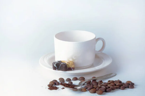 Tasse à café et haricots sur la vieille table de cuisine. — Photo