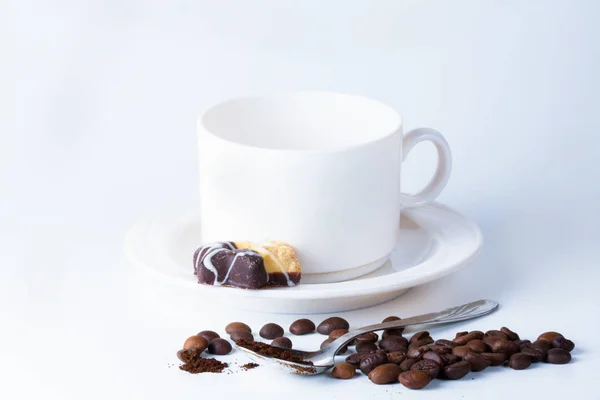 Кофейная чашка и бобы на кухонном столе. — стоковое фото
