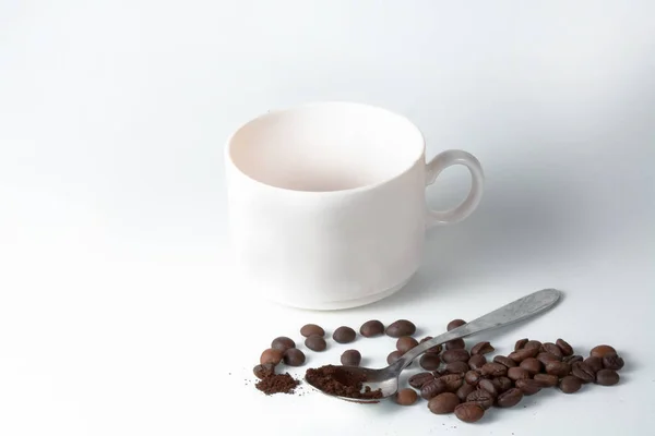 Taza de café y frijoles en la vieja mesa de cocina. — Foto de Stock