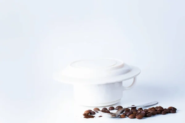 Taza de café y frijoles en la vieja mesa de cocina. — Foto de Stock