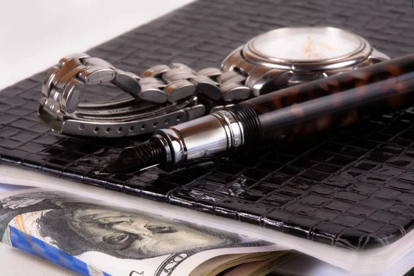 Relógio clássico com um dólar, modelo em notas de dólar e caneta, caderno — Fotografia de Stock