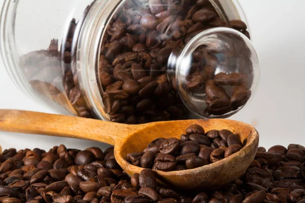 Grão de café, feijão e colher — Fotografia de Stock