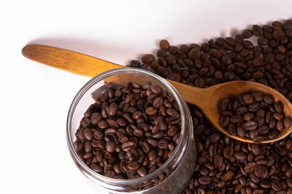 Xícara de café e grãos na velha mesa da cozinha. Vista superior com copyspa — Fotografia de Stock