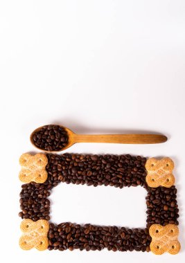 Kahve fincanı ve fasulye eski mutfak masasında. Copyspa ile Üstten Görünüm