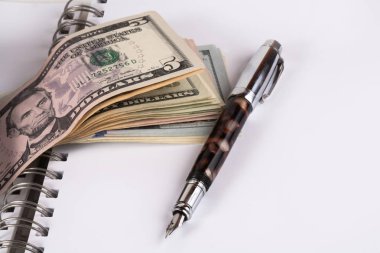 Doları banknot ve kalem, defter