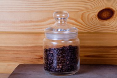 Kahve fincanı ve fasulye eski mutfak masasında. Copyspa ile Üstten Görünüm