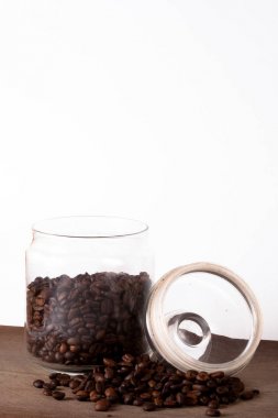 Kahve fincanı ve fasulye eski mutfak masasında. Copyspa ile Üstten Görünüm