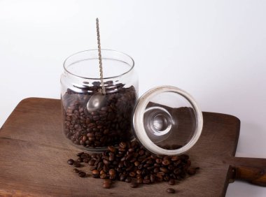 Kahve fincanı ve fasulye eski mutfak masasında. Copyspa ile Üstten Görünüm