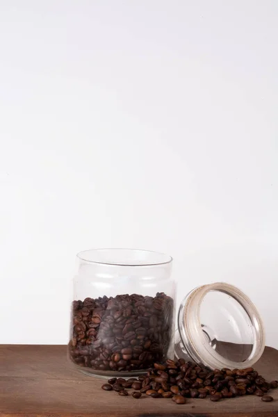 Кавова чашка і квасоля на старому кухонному столі. Вид зверху з копією — стокове фото
