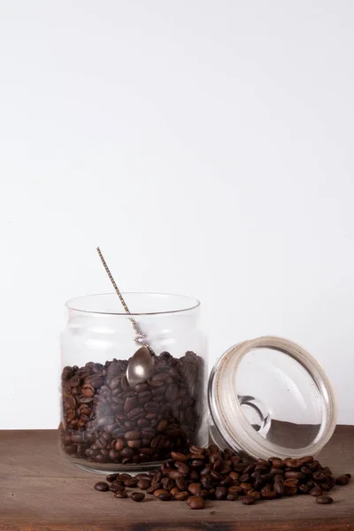 Kahve fincanı ve fasulye eski mutfak masasında. Copyspa ile Üstten Görünüm — Stok fotoğraf