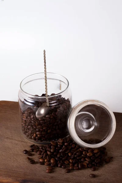Ceașcă de cafea și fasole pe masa de bucătărie veche. Vedere de sus cu copyspa — Fotografie, imagine de stoc