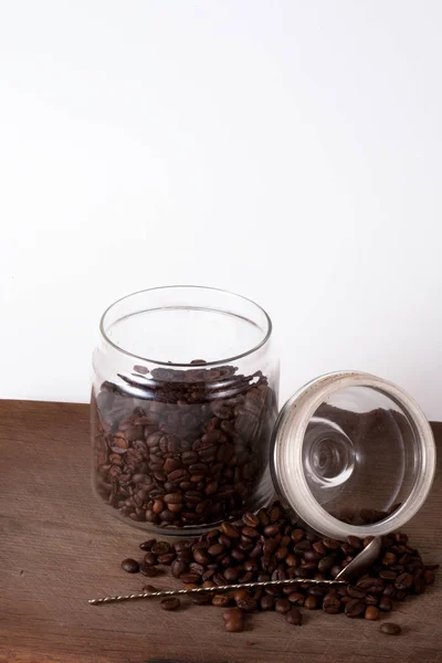 Kaffekopp och bönor på gamla köksbord. Ovanifrån med copyspa — Stockfoto