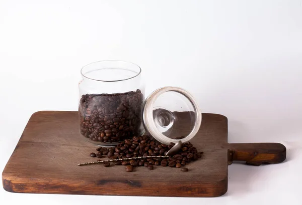 Xícara de café e grãos na velha mesa da cozinha. Vista superior com copyspa — Fotografia de Stock