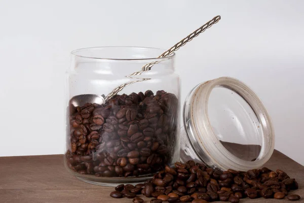 Kaffeetasse und Bohnen auf altem Küchentisch. Ansicht von oben mit Copyspa — Stockfoto