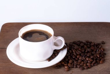 Kahve fincanı ve fasulye eski mutfak masasında. Copyspa ile Üstten Görünüm