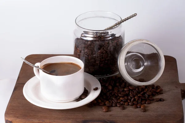 Taza de café y frijoles en la vieja mesa de la cocina. Vista superior con copyspa — Foto de Stock