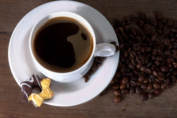 Taza de café y frijoles en la vieja mesa de la cocina. Vista superior con copyspa — Foto de Stock