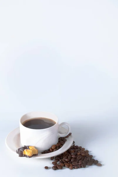 Taza de café y frijoles en la vieja mesa de la cocina. Vista superior con copyspa — Foto de Stock