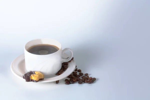 Tasse à café et haricots sur la vieille table de cuisine. Vue de dessus avec copyspa — Photo