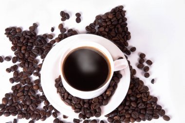 Kahve çekirdekleri ile bir fincan bir yıldız şeklinde.