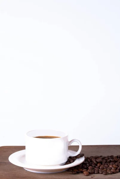 Taza de café y frijoles en la vieja mesa de la cocina. Vista superior con copyspa — Foto de Stock