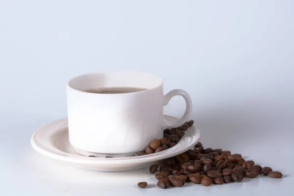 Tasse à café et haricots sur la vieille table de cuisine. Vue de dessus avec copyspa — Photo