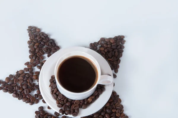 Taza de café y frijoles en la vieja mesa de la cocina. Vista superior con copyspa — Foto de Stock