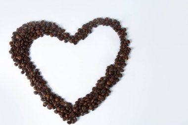 Kahve fincanı ve fasulye eski mutfak masasında. Copyspa ile Üstten Görünüm