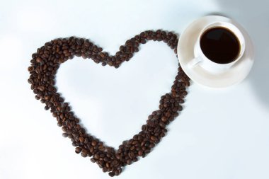 Kahve çekirdekleri kalpleri ile bir fincan şeklinde