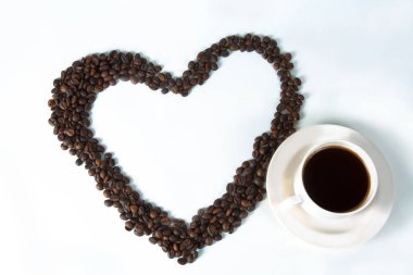 Kahve çekirdekleri kalpleri ile bir fincan şeklinde