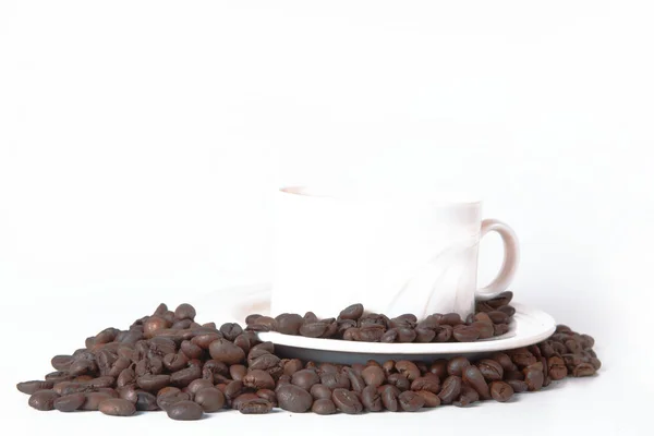 Tasse à café et haricots sur la vieille table de cuisine. Vue de dessus avec copyspa — Photo