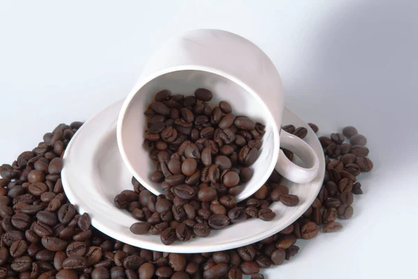 Tasse à café et haricots sur la vieille table de cuisine. Vue de dessus avec copyspa — Photo