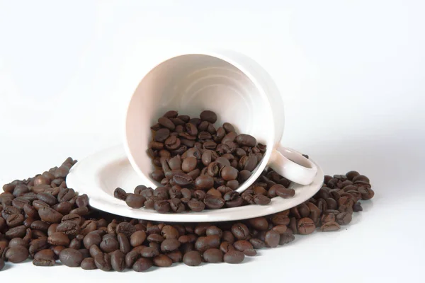 Coffee cup and beans on old kitchen table. Top view with copyspa — Stock Photo, Image