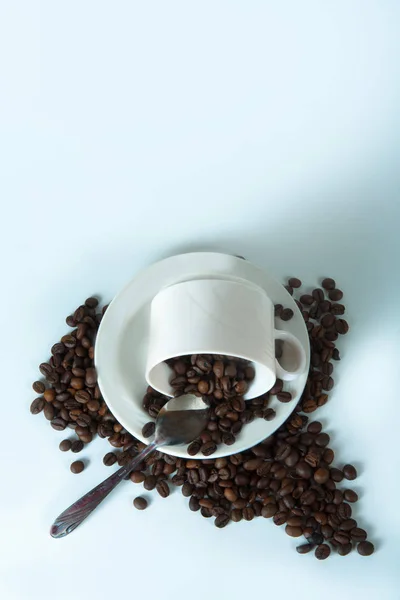Kaffeetasse und Bohnen auf altem Küchentisch. Ansicht von oben mit Copyspa — Stockfoto