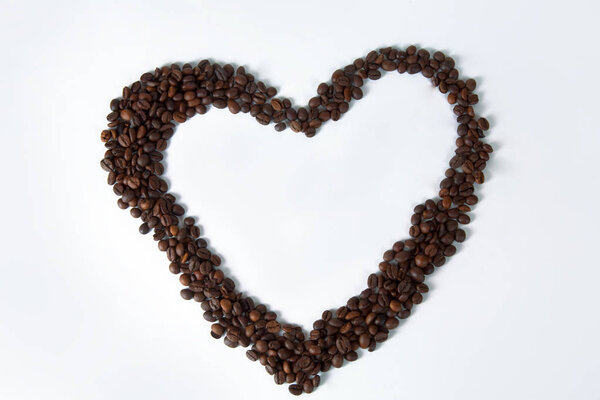 Кофейная чашка и бобы на кухонном столе. Вид сверху с помощью кописпы
