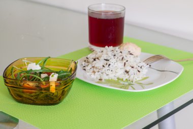 Cam masa üzerinde renkli akşam yemeği.