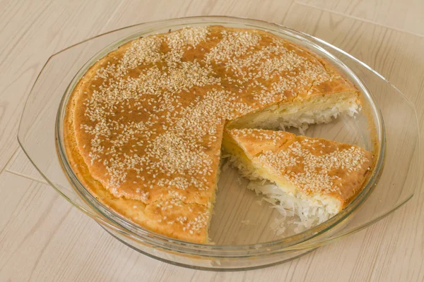 Пирог с капустой и кунжутом — стоковое фото