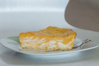 Kabak ve süzme peynir ile mermer güveç parçası 