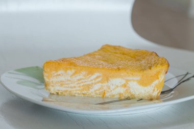 Kabak ve süzme peynir ile mermer güveç parçası 