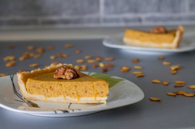 İki geleneksel kabak pasta dilimler.