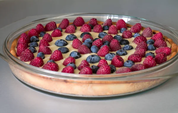 Tarte à la crème anglaise, bleuets et framboises — Photo