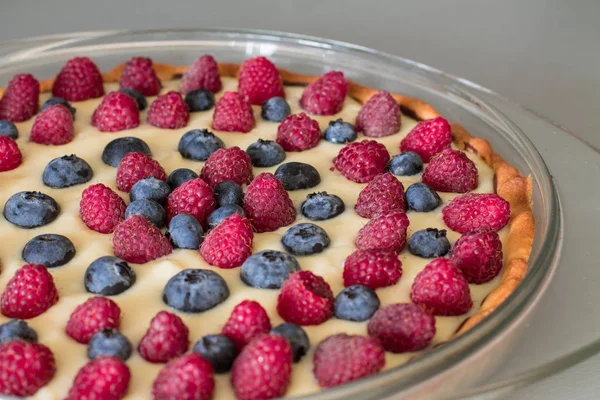 Torte mit Pudding, Blaubeeren und Himbeeren — Stockfoto