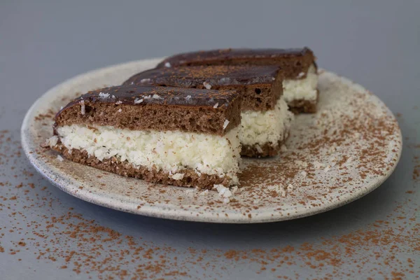 Bolo de chocolate "Bounty" com coco — Fotografia de Stock