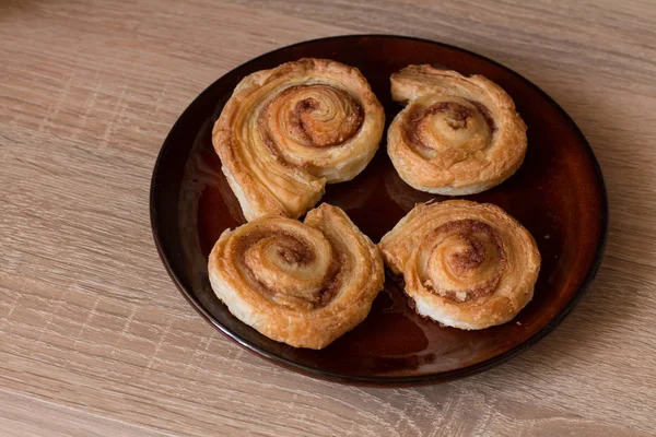 Kaneel rollen broodjes op plaat Stockafbeelding