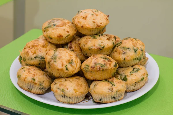 Muffins met zalm, spinazie en kaas in een grote plaat — Stockfoto