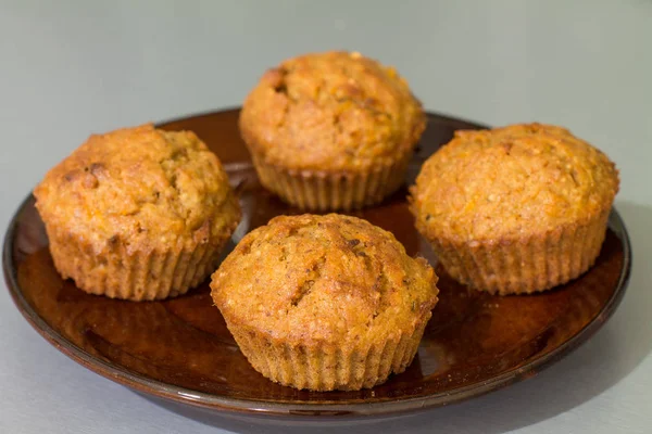 Négy muffin, répa, dió, fahéj — Stock Fotó