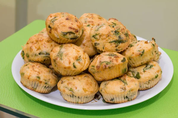 Muffins met zalm, spinazie en kaas in een grote plaat Rechtenvrije Stockfoto's