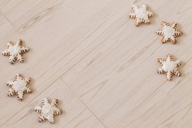 Ahşap arka plan üzerinde gingerbread kar tanesi