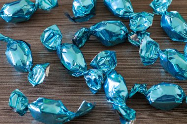 Ahşap üzerine mavi parlak şekerler 